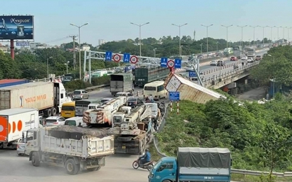 Cầu Thanh Trì ùn tắc 11 giờ liền vì xe container lật ngửa