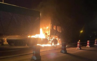 Thêm vụ cháy xe container trên cầu Thanh Trì, tài xế may mắn thoát chết