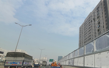 Cận cảnh lắp đặt 4.500 tấm vách chống ồn đường trên cao Hà Nội