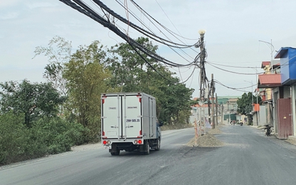 Hà Nội: Hàng chục cột điện 'án ngữ' giữa đường tỉnh lộ gây hiểm họa TNGT