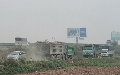 Hà Nội: Xe cơi thùng, có ngọn 'trẩy hội' ở đường gom cao tốc Pháp Vân- Cầu Giẽ