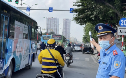 Hà Nội: Học sinh đi học trở lại, TTGT ứng trực chống tắc đường