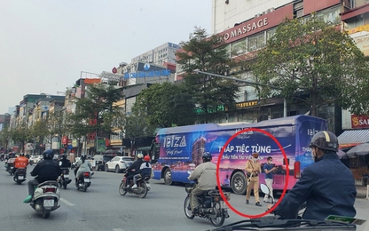 Sau chỉ đạo của Ủy ban ATGT Quốc gia, xe khách dán quảng cáo kín bưng vẫn “diễu phố”