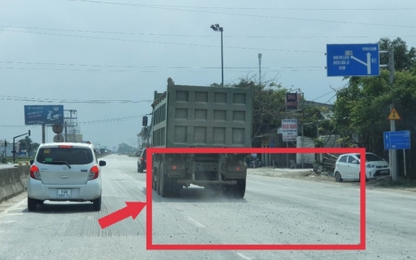 Nghệ An: Nguy hiểm xe tải trọng lớn vừa đi vừa "vãi đá" dọc đường