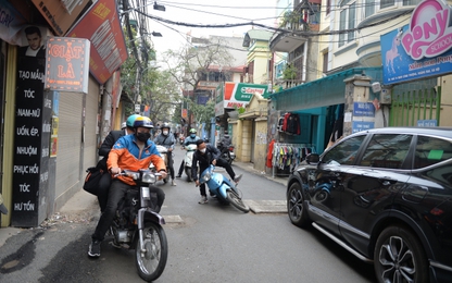 Chùm ảnh: Người đi đường “đánh vật” qua phố đang nâng cấp ở Hà Nội