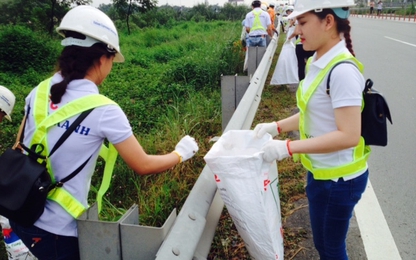 Ra quân thu dọn 3 tấn rác dọc cao tốc TPHCM-Long Thành-Dầu Giây