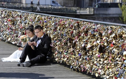 Pháp sẽ gỡ bỏ “khóa tình yêu” ở Paris