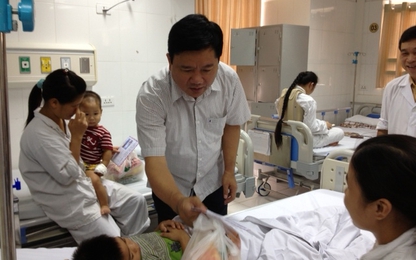 Phó Chủ tịch Ủy Ban ATGT QG Đinh La Thăng thăm bệnh nhi TNGT tại BV Việt Đức