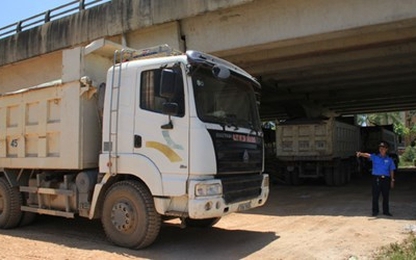 Điều xe đặc chủng từ Hà Nội vào Thanh Hóa 'xử' xe quá tải