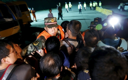 Trung Quốc "quây" khu vực vớt tàu chìm, người nhà “phá rào” đòi thông tin