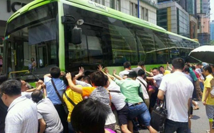 Đám đông đẩy xe buýt giải cứu bà lão bị kẹt