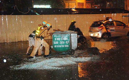 Hà Nội: CSGT dọn mảnh kính vỡ giữa trời mưa tầm tã