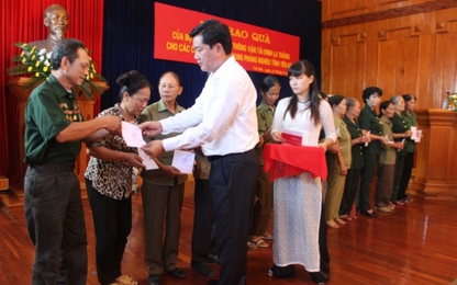 Bộ trưởng Đinh La Thăng trao quà cho cựu TNXP Yên Bái