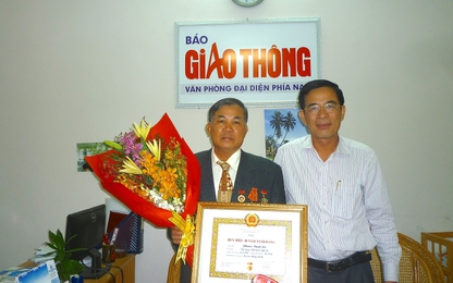 Cán bộ Báo Giao thông được trao tặng Huy hiệu 30 năm tuổi Đảng