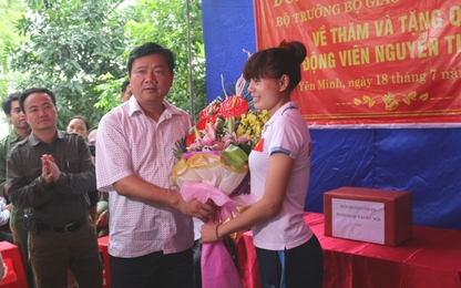 Bộ trưởng GTVT tặng quà “cô gái Vàng” và Quán quân Olympic Vật lý