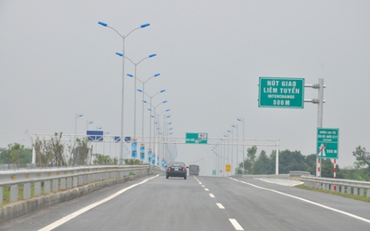 Bắt đầu thảm bê-tông nhựa tạo nhám trên cao tốc Cầu Giẽ - Ninh Bình