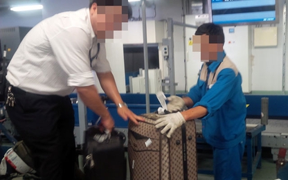 Bắt giữ hai nhân viên sân bay trộm cắp điện thoại của hành khách
