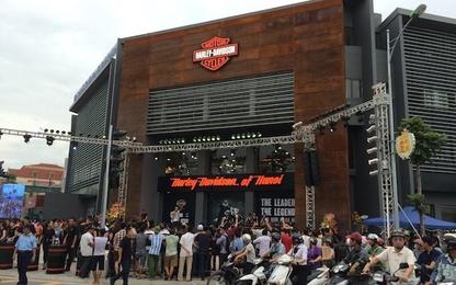Đường lớn kẹt cứng vì Harley-Davidson khai trương tại Hà Nội