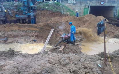 Vừa sửa xong được 3 ngày, đường ống nước Sông Đà lại bị nứt
