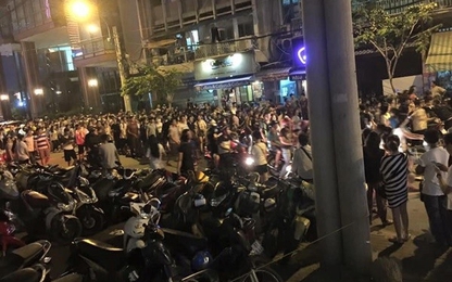 Phố đi bộ Sài Gòn náo loạn vì 2 cô gái