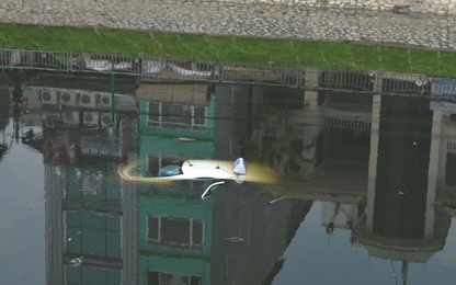 [Clip] Hai giờ giải cứu taxi 'chết đuối' dưới sông Tô Lịch