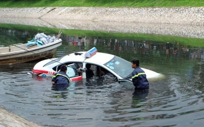 Thử tay lái đạp nhầm chân ga,Taxi "bay" thẳng xuống sông Tô Lịch