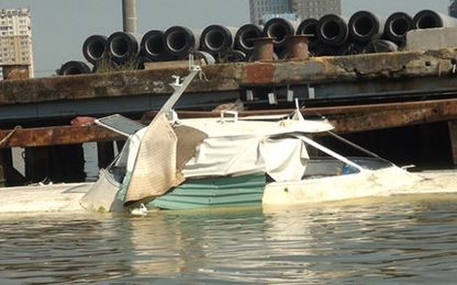 Xác tàu cao tốc trôi nổi trên sông Sài Gòn suốt 2 năm