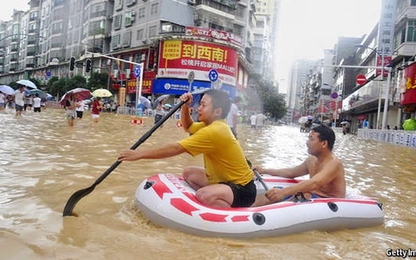 Hậu bão Soudelor: Dân Trung Quốc chèo xuồng trên phố