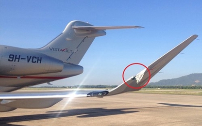 Máy bay bị xe rơ-moóc chở hành lý đâm toạc cánh