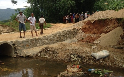 Hàng trăm hộ dân sống bằng cây cầu “tưởng tượng” suốt 15 năm