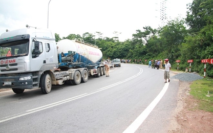 Đâm vào xe bồn chở bêtông, hai người thiệt mạng