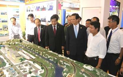 Thủ tướng Nguyễn Tấn Dũng đánh giá cao khu trưng bày của Bộ GTVT