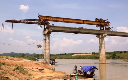 Dân chèo đò qua sông dưới chân cầu 160 tỷ xây dở