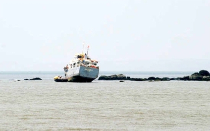 Tàu chở 150 người mắc cạn tại cửa biển Phan Thiết
