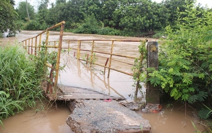 Nước cuốn sập cầu ở Biên Hòa, hàng trăm hộ dân bị cô lập