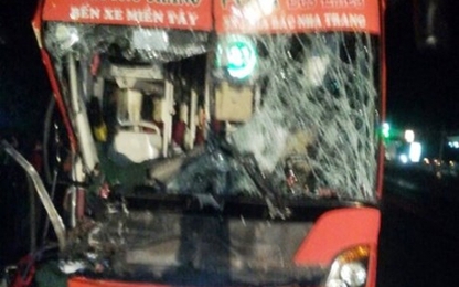 Xe Phương Trang lại gây tai nạn, tài xế kẹt cứng ở đuôi xe tải