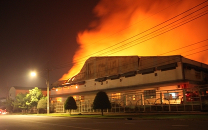 Hàng ngàn m2 nhà xưởng KCN Loteco chìm trong biển lửa