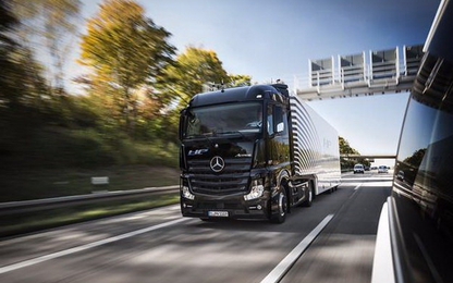 Xe tải tự lái đầu tiên trên thế giới "bon bon" trên xa lộ Đức