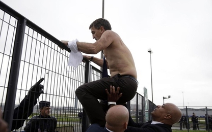 Cận cảnh lãnh đạo hàng không Air France bị nhân viên xé nát quần áo
