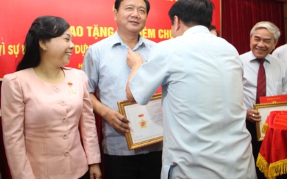 Bộ trưởng Đinh La Thăng nhận Kỷ niệm chương vì sự nghiệp xây dựng Đảng