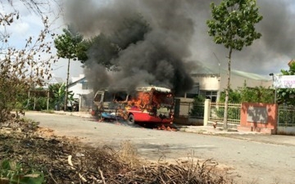 Xe buýt đang đậu bỗng bùng cháy dữ dội