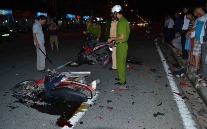 Đà Nẵng: 2 xe máy nát bét sau cú tông mạnh