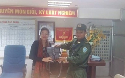 Sân bay Nội Bài trao trả hành lý bỏ quên cho hành khách