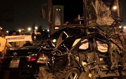 Quảng Ninh: Xe tải mất lái "vò nát" xe Camry khiến 7 người thương vong