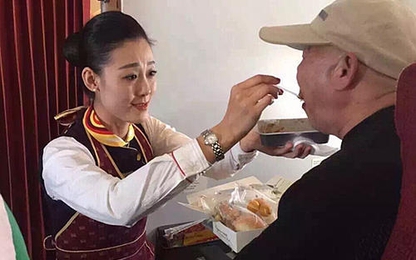 Tiếp viên hàng không quỳ xuống đút cơm cho khách gây xúc động mạnh