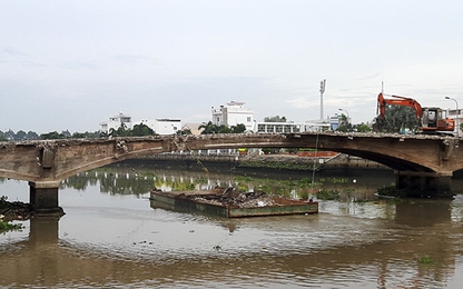 Tháo dỡ cầu Đúc trăm tuổi, công nhân rơi xuống sông mất tích