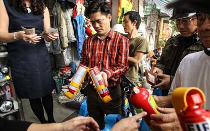 Hà Nội: Chủ xe đổ xô đi mua, bình chữa cháy được dịp tăng giá