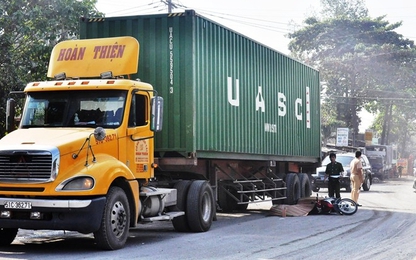 Làm xong ca khuya, nữ công nhân trở về nhà thì bị container cán chết