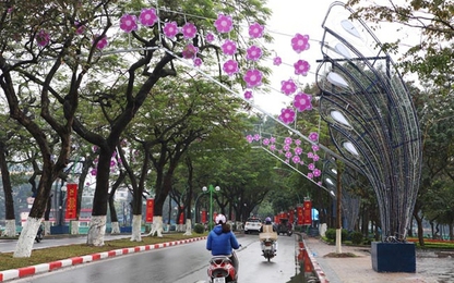 Hà Nội tháo dỡ hàng loạt đèn trang trí Tết