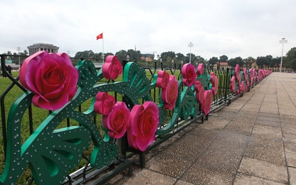 Hà Nội: Dỡ dàn đèn hoa hồng trang trí trước lăng Bác